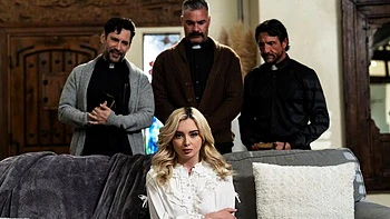 Пышногрудая блондинка Лекси Лор в сумасшедшем групповом трахе с кончами