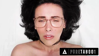 Ambitionierte Alison Rey leckt Füße und fickt Regisseur