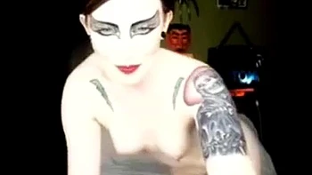 Loira negra se masturba com peitos grandes na webcam