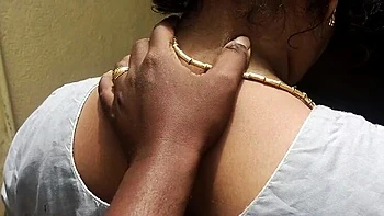 Desi Indische Ehefrau betrügt mit Nachbarsjungen - Hartes Fingern & Stöhnen