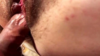 Hermana de paso extrema corre en su coño peludo - Gran corrida en primer plano