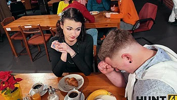 Alexander Tda et Charlotte Grey regardent une teen tchèque baiser en public