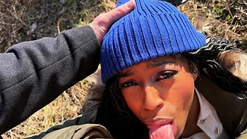 Vicky Menage se folla con polla negra en el coche