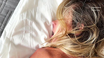 GILF blonde avale plusieurs grosses giclées en POV amateur