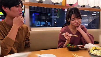 Schlanke Asiatin gibt intensive Küsse