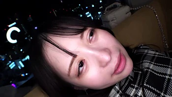 Asiática follando de pie en perrito