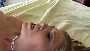 Michelle B baisée à fond: pipe, levrette, cowgirl