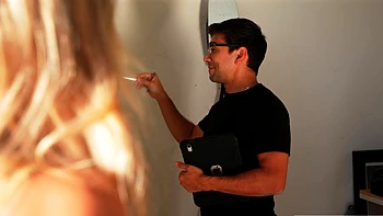 Loira peituda Carmen provoca homem com os peitos ao ar livre