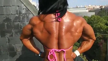 Мамки с мускулами и маленькой грудью в соло