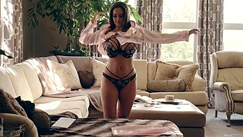 Milf mit großen Titten bekommt tiefen Blowjob beim Shoppen