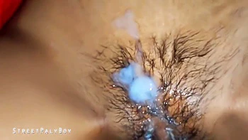 Meine Stiefschwester Nehas behaarte Muschi wird vollgespritzt