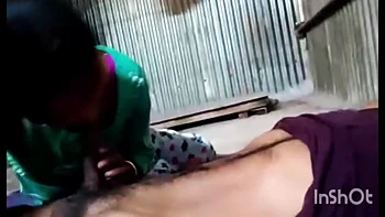 Сводная сестра глубоко сосет мой член, я кончаю ей в рот