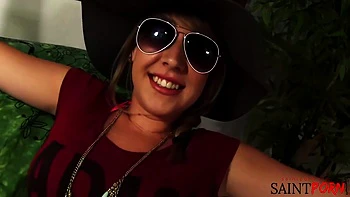 Iggy tiembla mientras la lengua de Talons desliza entre sus piernas