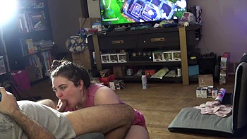 Chica gamer hace blowjob profundo en las fiestas