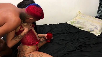 Heiße Babe reitet und wird doggy besamt