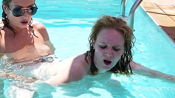 Lesbischer Strap-On Fick und Rimming unter Wasser