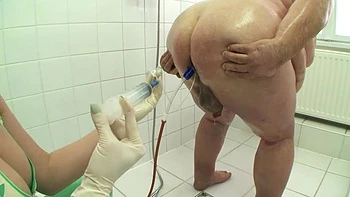 Женщина-доминатрикс унижает подсоска с маленьким членом