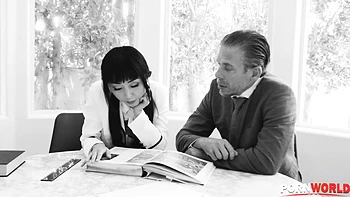 Asiática louca é fodida no cu pelo tutor de inglês no sofá do pai