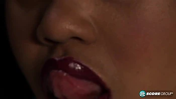 Sunny Dee masturba seus peitos e bunda grandes no carro