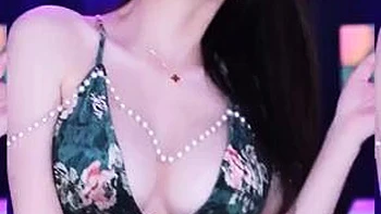 Koreanisches Babe tanzt und bläst Schwanz