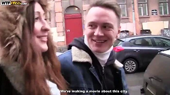 Брюнетка-тинейджерка ебется наездницей в обнимку