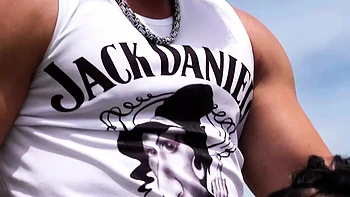 Brune allemande baisée dur en plein air à Majorque