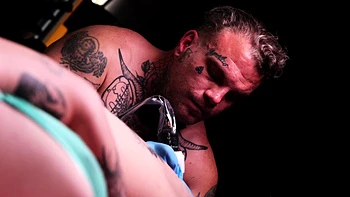 Ellis fickt Serenity Sins Doggy und spritzt rein