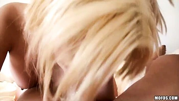 Boneca de silicone Paris fodida na posição missionária com peitos enormes