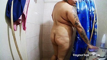 Loira peituda se masturba com dildo no banho, bunda grande