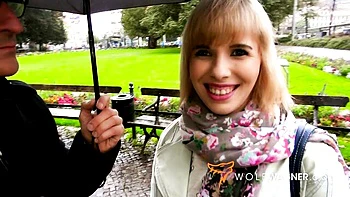 Angélique Conny Dachs se masturbe avec ses gros seins et jouets