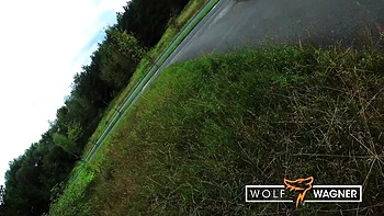 Harleen Van Hynten exhibe ses gros seins en baisant dehors à Berlin