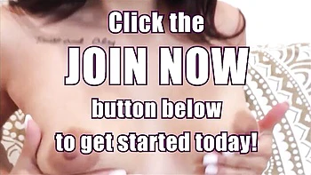 Latina Alex De La Flor goza com a buceta apertada e molhada