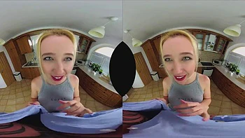 Блондинка сосет и ебет на кухне по-разному