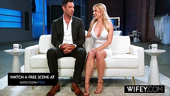 Vier schwarze Kerle ficken blonde Braut im engen Pussy, Mann zuschaut