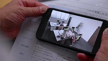 Verheiratete Sekretärin schwitzt, küsst und wird im Büro gefickt