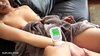 Trio asiatique avec une brune qui squirte fort