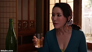 Coroa assiste a vadia sendo fodida forte em HD