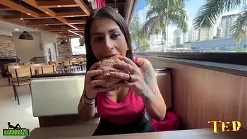 Saindo do Burger King para fuder no Drive thru - Aline Chaveirinho