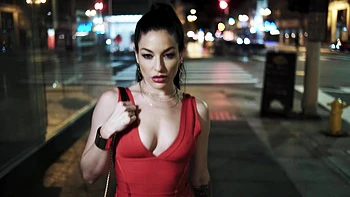 Kissa Sins reitet den dicken schwarzen Schwanz mit leidenschaftlicher Härte