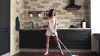 Heiße Russin Gwen wichst sich in der Küche