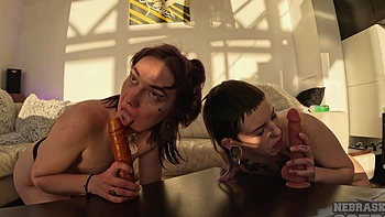 Панк-лесбиянки Элла и Сэмми с огромными сиськами трахаются