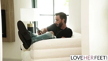 Лукас Фрост лижет и трахает сексуальные ноги