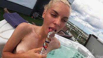 Loira Amelia Miller se masturba com brinquedos na piscina