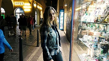 Pegador fode Julia Red de quatro, lambendo sua buceta raspada