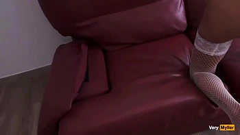 Brünette mit fettem Arsch fickt Anal und Deepthroat, Creampie inklusive