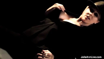 Julia Ann reitet Cowgirl mit falschen Titten beim Blasen