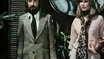 Sexo vintage en café lleno de gente