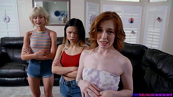 Soeur et copines sucent au parc d'attractions