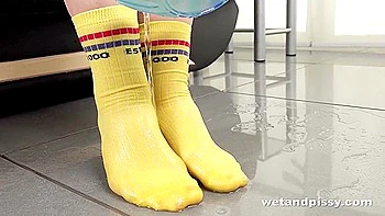 Pummelige Teen pisst auf große Titten und schüttelt Arsch