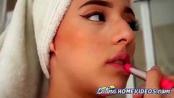 Jovencita latina se masturba sola